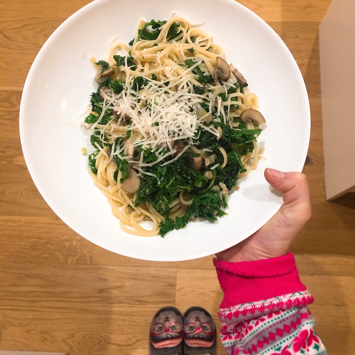 Garlicky kale and mushroom linguine