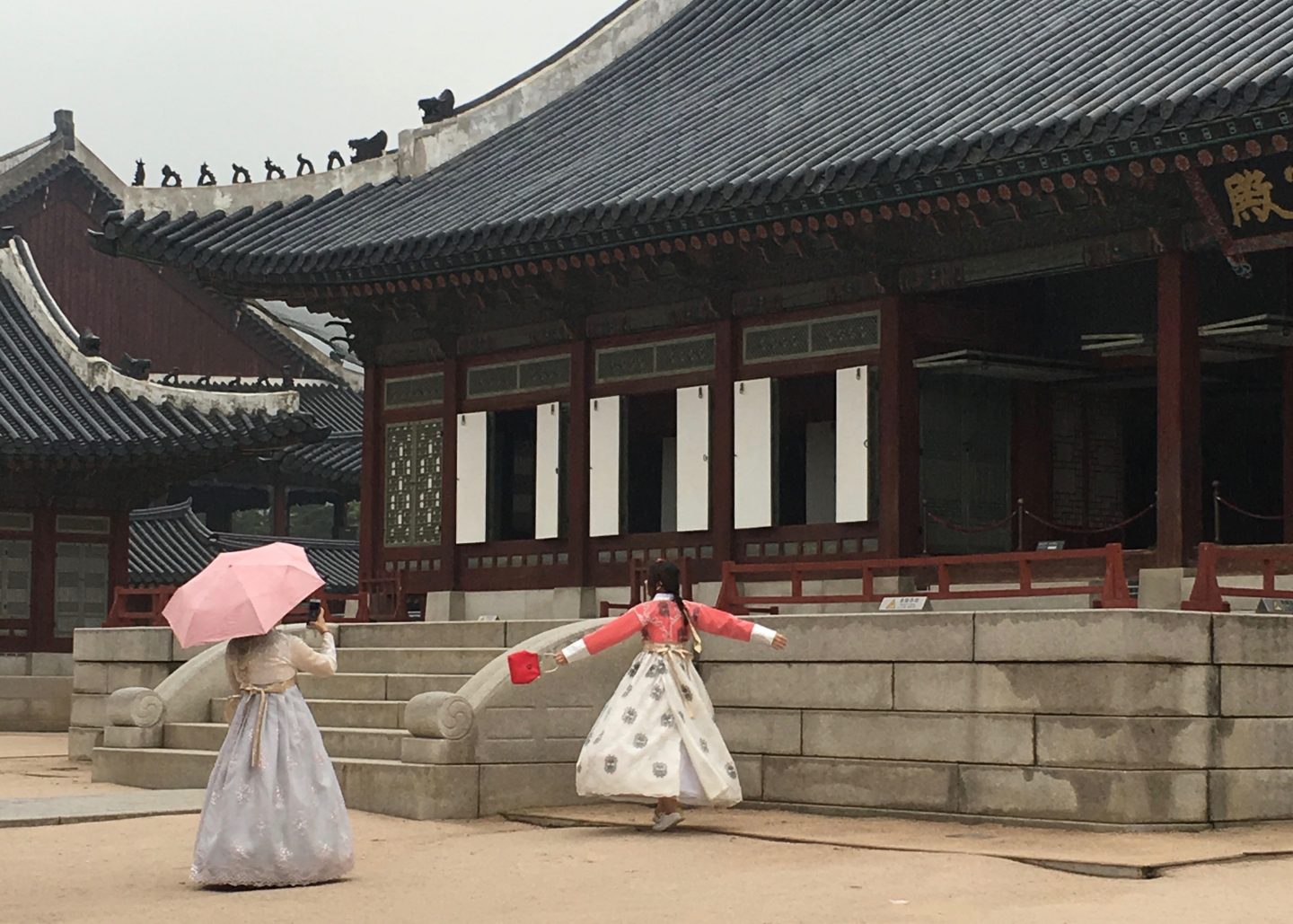 Girls in traditional Handbook dancing at Gyeongbokgung in Seoul