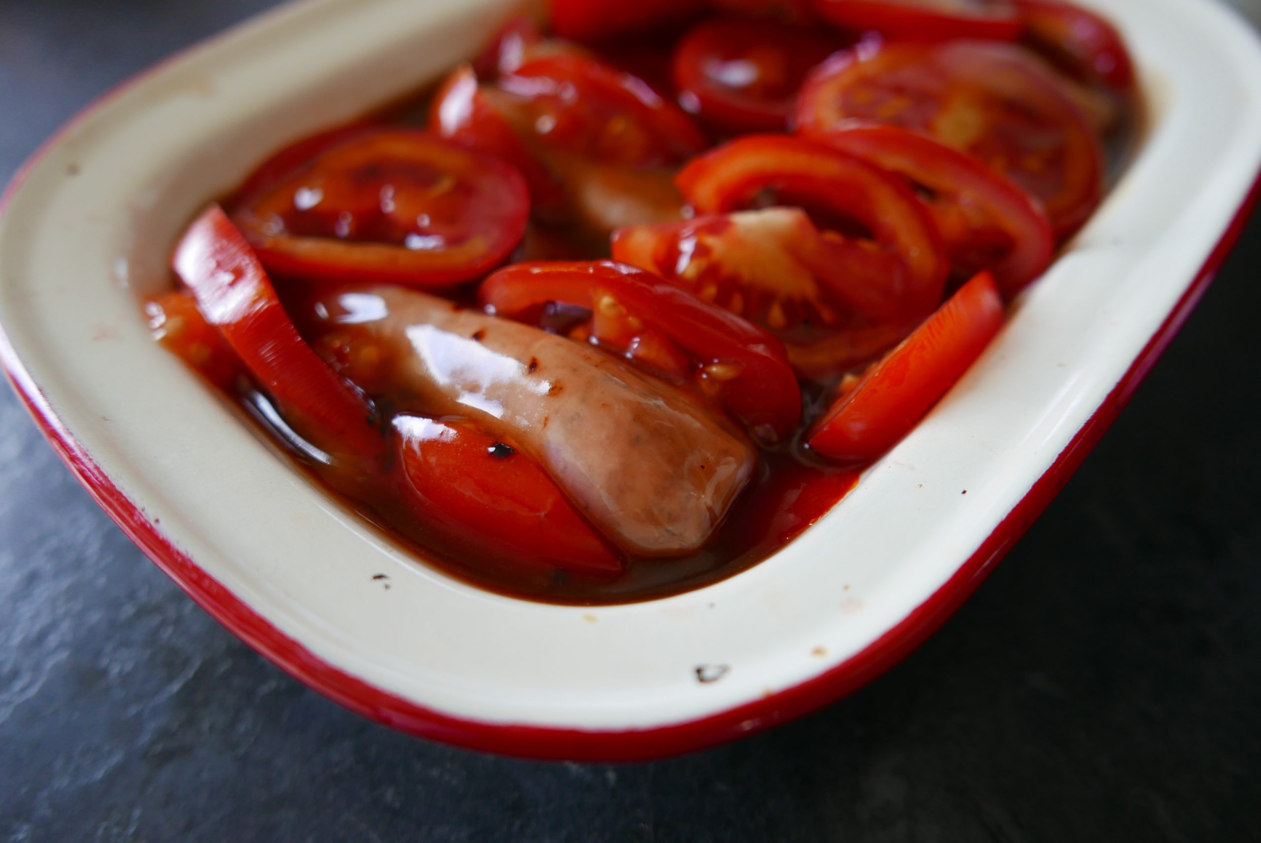 sausages with tomatoes and gravy