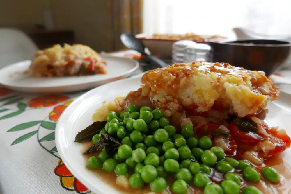 Sausage pie with peas and gravy