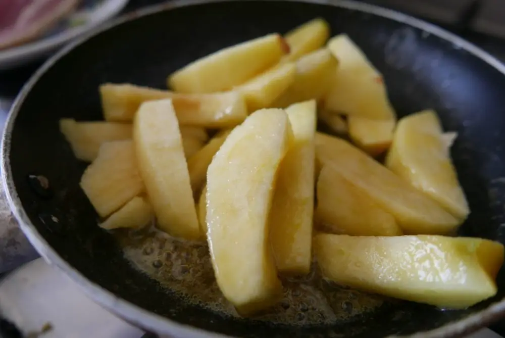 Apples in maple syrup