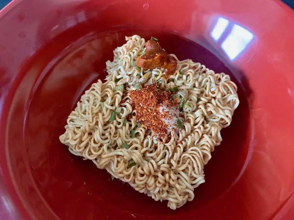 Mama tom yum instant noodles