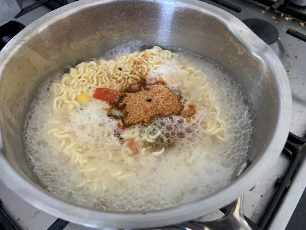 Making Master Kong noodles