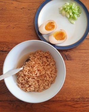 Vifon instant noodles with eggs and spring onions