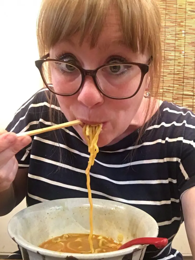 Gingey Bites eating noodles